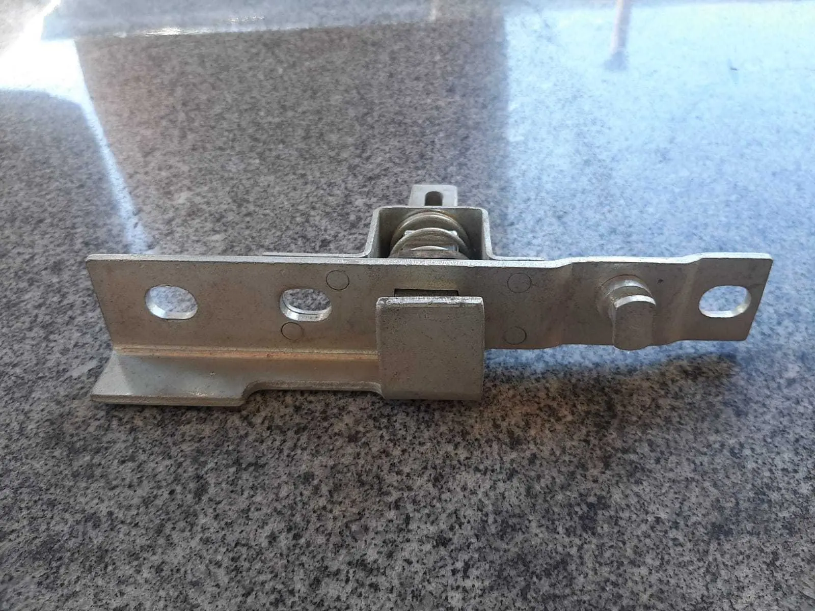 FECHADURA DIREITA TAMPA TRASEIRA D-20