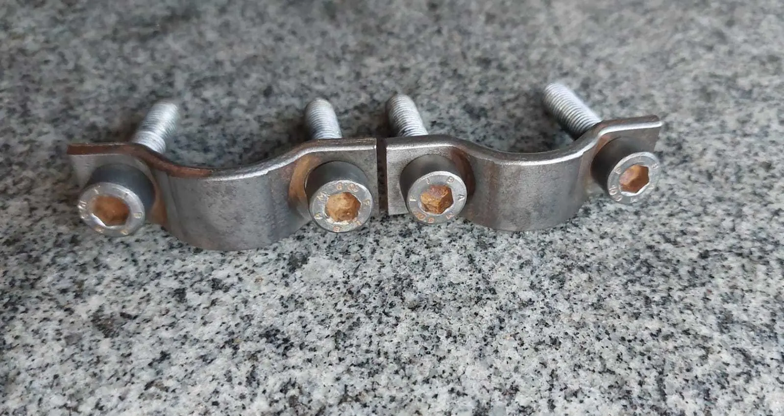 PAR GRAMPOS FIXAÇÃO CARDAN TRASEIRO S-10 12/22