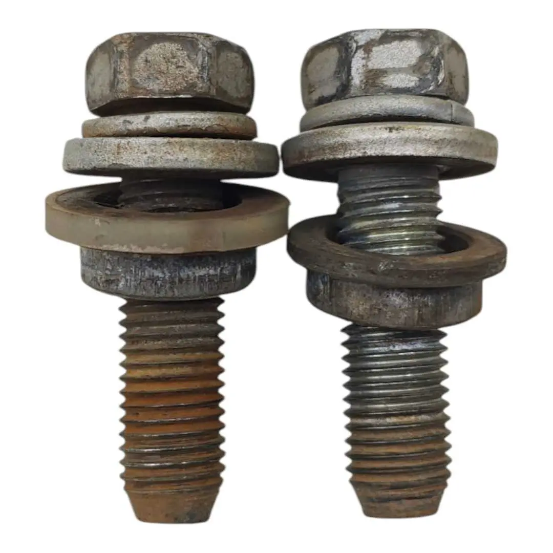 PAR PARAFUSOS TAMPA TRASEIRA TOYOTA HILUX SR 2010